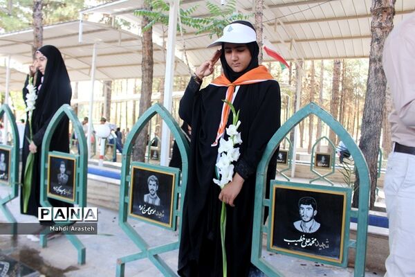 غباروبی مزارشهدا همزمان باآغازهفته معلم توسط پیشتازان سازمان دانش آموزی خراسان جنوبی