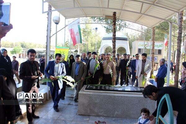 غباروبی مزارشهدا همزمان باآغازهفته معلم توسط پیشتازان سازمان دانش آموزی خراسان جنوبی