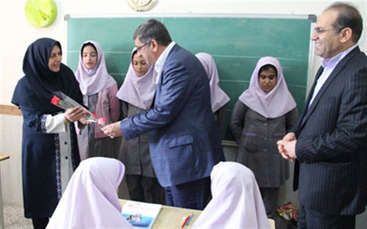 تجلیل معاون سیاسی و امنیتی استاندار همدان از معلمان روستای چشین