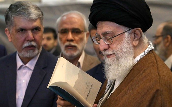 روایت بازدید رهبر معظم انقلاب از سی و‌‌ یکمین نمایشگاه بین‌المللی کتاب تهران