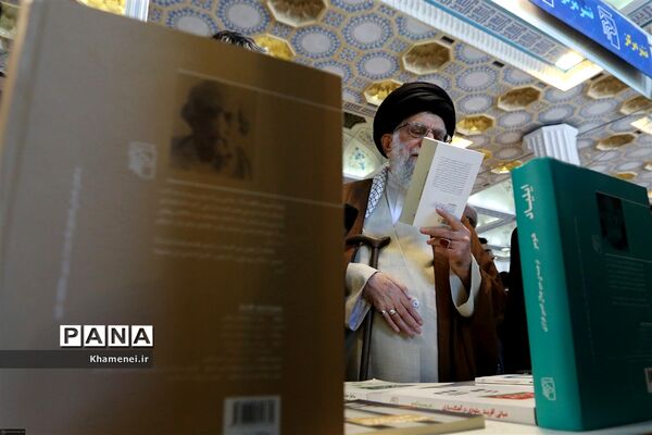 بازدید رهبر انقلاب از سی و‌‌ یکمین نمایشگاه بین‌المللی کتاب تهران