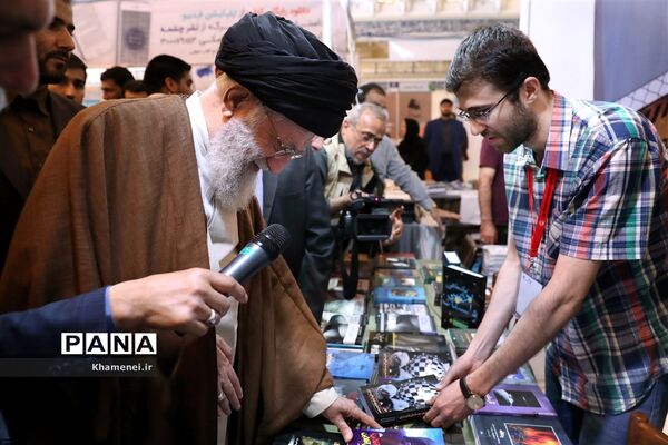 بازدید رهبر انقلاب از سی و‌‌ یکمین نمایشگاه بین‌المللی کتاب تهران