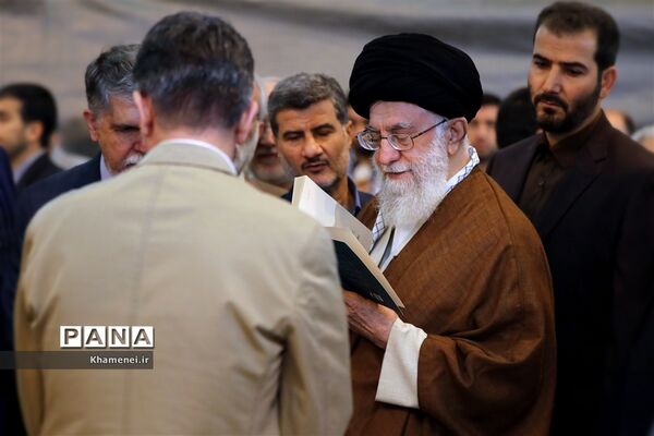 بازدید رهبر انقلاب از سی و‌‌ یکمین نمایشگاه بین‌المللی کتاب تهران
