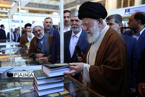 بازدید رهبر انقلاب از سی و‌‌ یکمین نمایشگاه بین‌المللی کتاب تهران