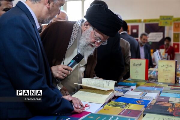 بازدید رهبر انقلاب از سی و‌‌ یکمین نمایشگاه بین‌المللی کتاب تهران