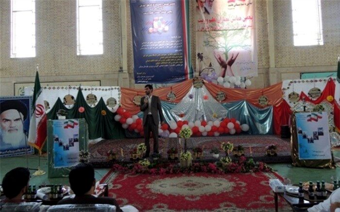 همایش تجلیل از معلمان دوره ابتدایی و کارگاه آموزش ریاضی و چالش های آن در شهرستان سراوان برگزار شد