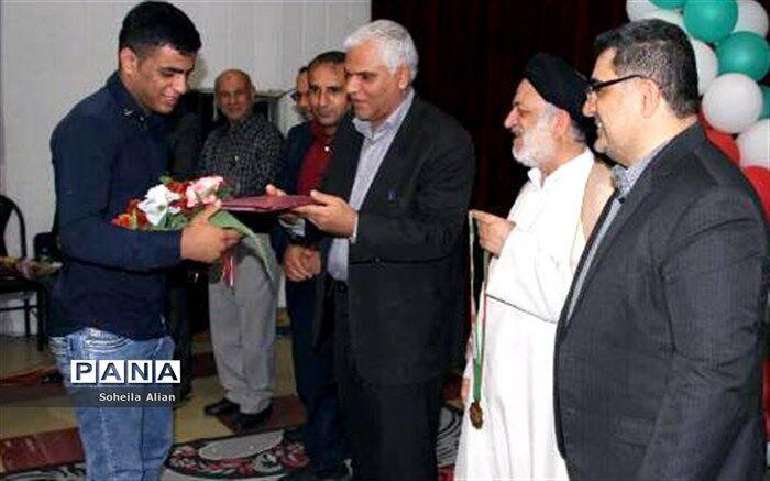 طی مراسمی از علیرضا مرادی قهرمان مدال طلای رقابت های کشتی فرنگی دانش آموزان جهان در بهبهان تجلیل شد
