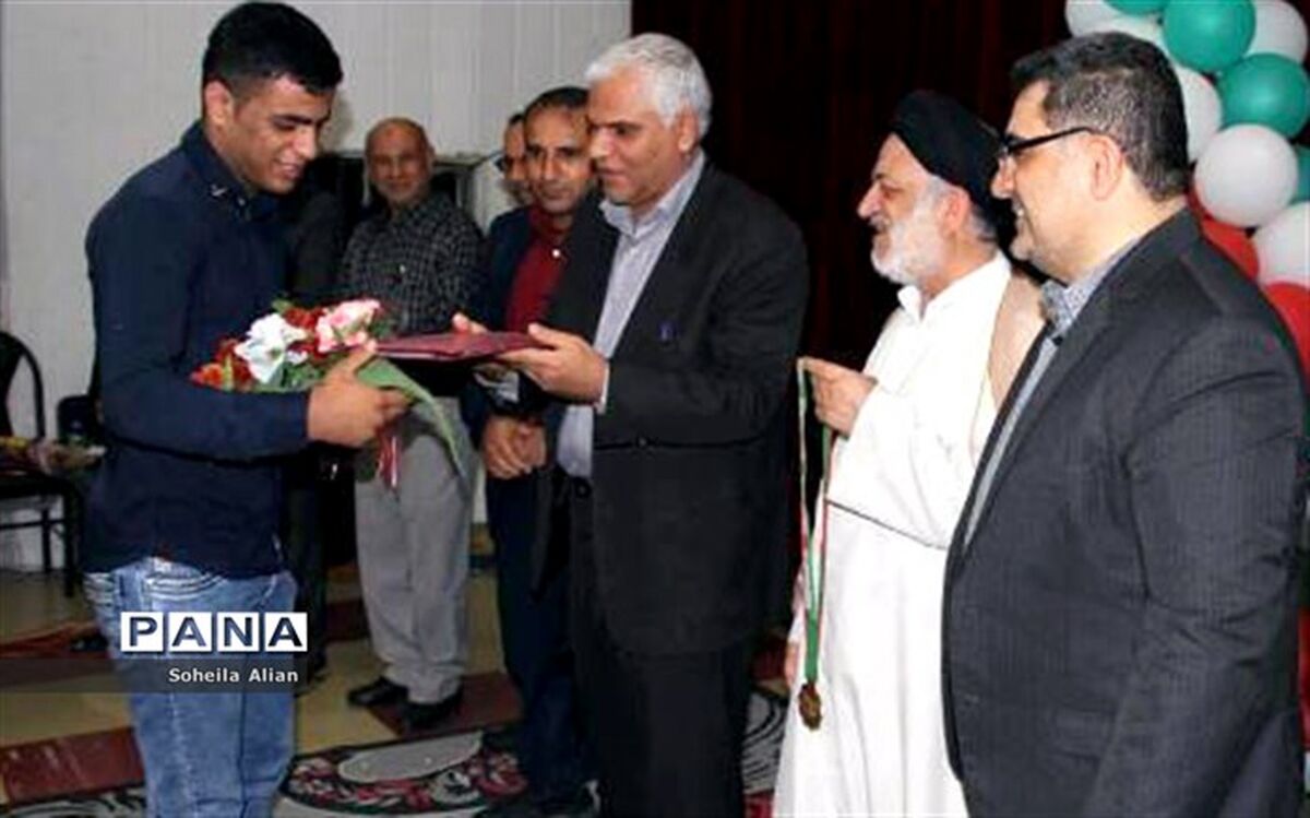 طی مراسمی از علیرضا مرادی قهرمان مدال طلای رقابت های کشتی فرنگی دانش آموزان جهان در بهبهان تجلیل شد