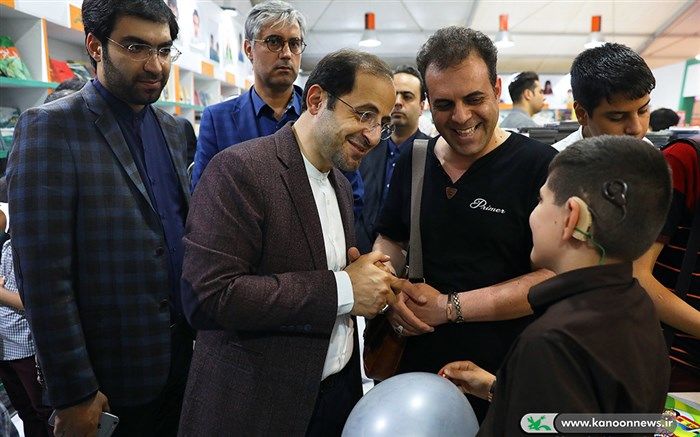 گفت و گوی فاضل نظری با مخاطبان کانون پرورشی در نمایشگاه کتاب