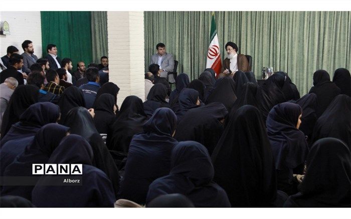 دیدار اعضای سازمان های مردم نهاد با نماینده ولی فقیه در استان البرز