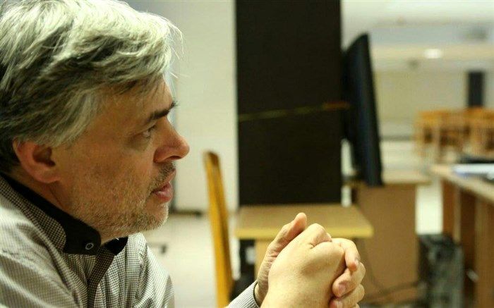 واکنش محمد مهاجری به غیبت رئیسی در سفر روحانی به مشهد: نشان داد فرد کم‌تحملی است