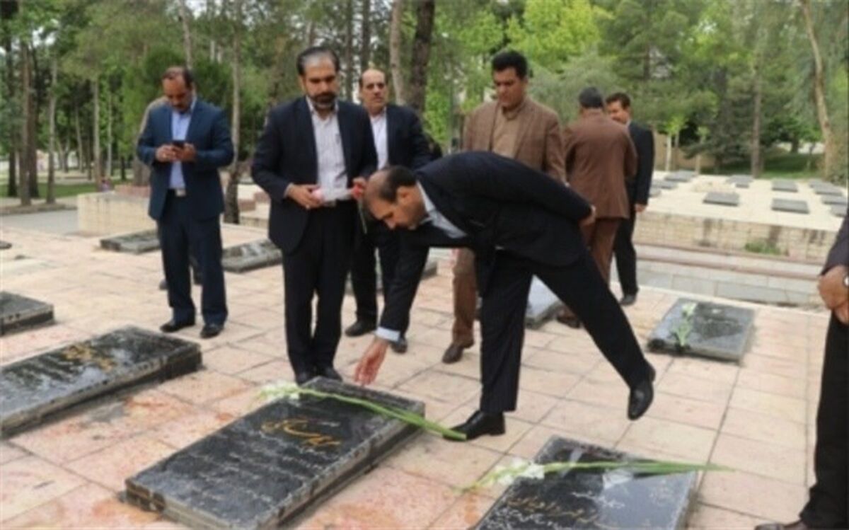 مدیرکل آموزش و پرورش لرستان اولین روز کاری خود را با ادای احترام به مقام شامخ شهدا آغاز کرد