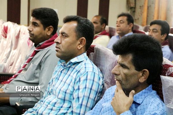 مراسم تجلیل از مربیان پیشتاز مدارس شهرستان رودان