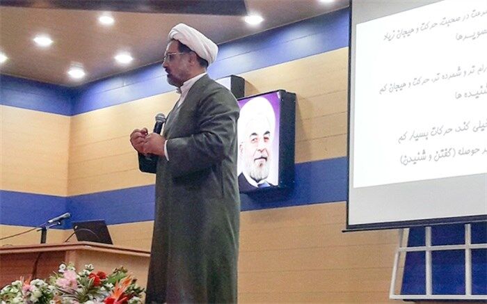 استاد حوزه و دانشگاه: کلام، لحن و حرکات بدن در ارتباط موثر با دیگران نقش موثر دارد