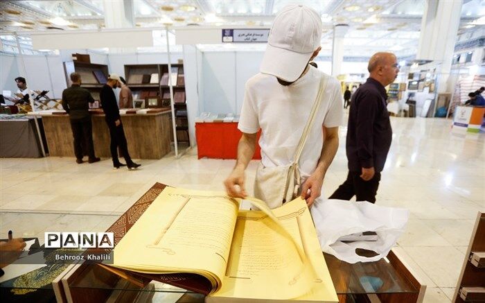 صحافی رایگان قرآن های مستعمل در نمایشگاه قرآن