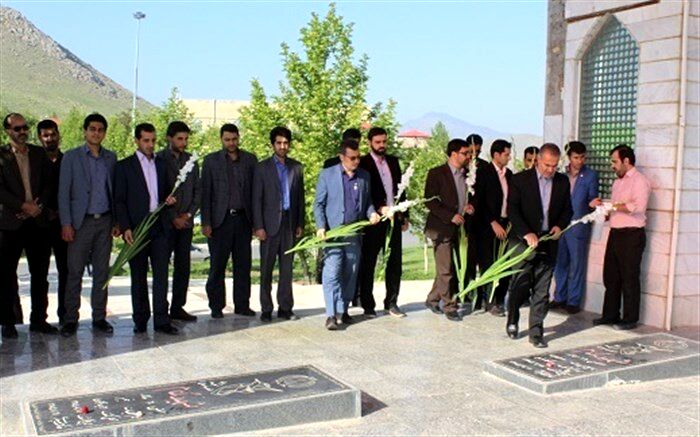 گلزار شهدای گمنام شازند غبارروبی و عطر افشانی شد