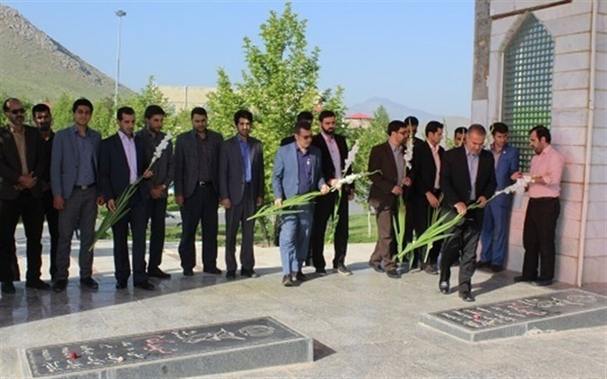 گلزار شهدای گمنام شازند غبارروبی و عطر افشانی شد