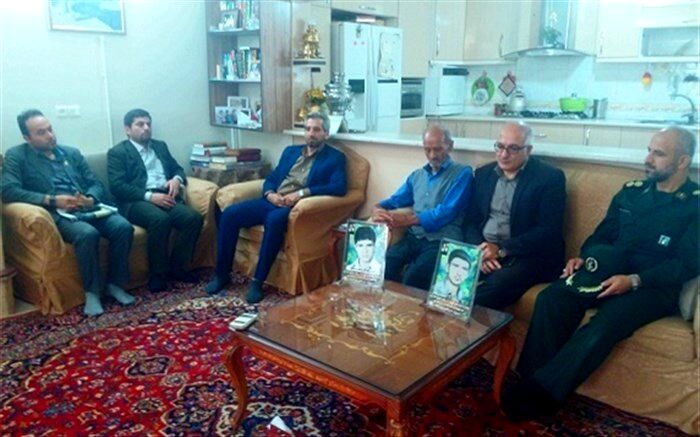 دیدار مدیر آموزش و پرورش زرندیه با خانواده شهدای دانش آموز
