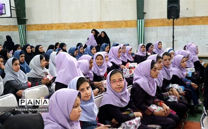 فرماندار شهرستان دشتی:  کار معلمان با مسائل مادی قابل جبران نیست