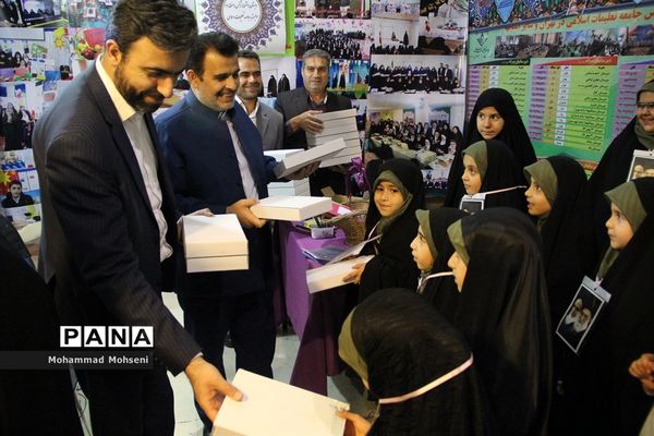 بازدید مدیرکل اداره قرآن، عترت و نماز آموزش و پرورش از نمایشگاه قرآن کریم