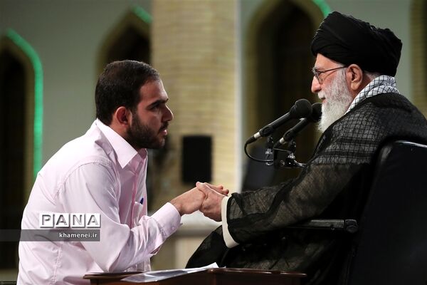 دیدار جمعی از دانشجویان و نمایندگان تشکل‌های دانشجویی با رهبر معظم انقلاب