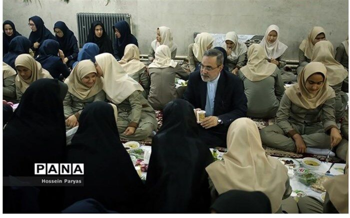 بطحایی خطاب به دختران دانش‌آموز: در جمع شما وزرا، وکلا و نمایندگان آینده مجلس حضور دارند
