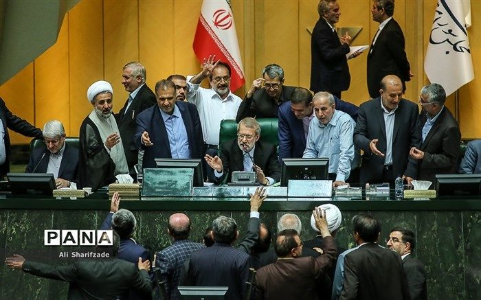 هواداران جبهه پایداری صحن را متشنج کردند؛ لاریجانی: آقایان، خون شما رنگین‌تر نیست