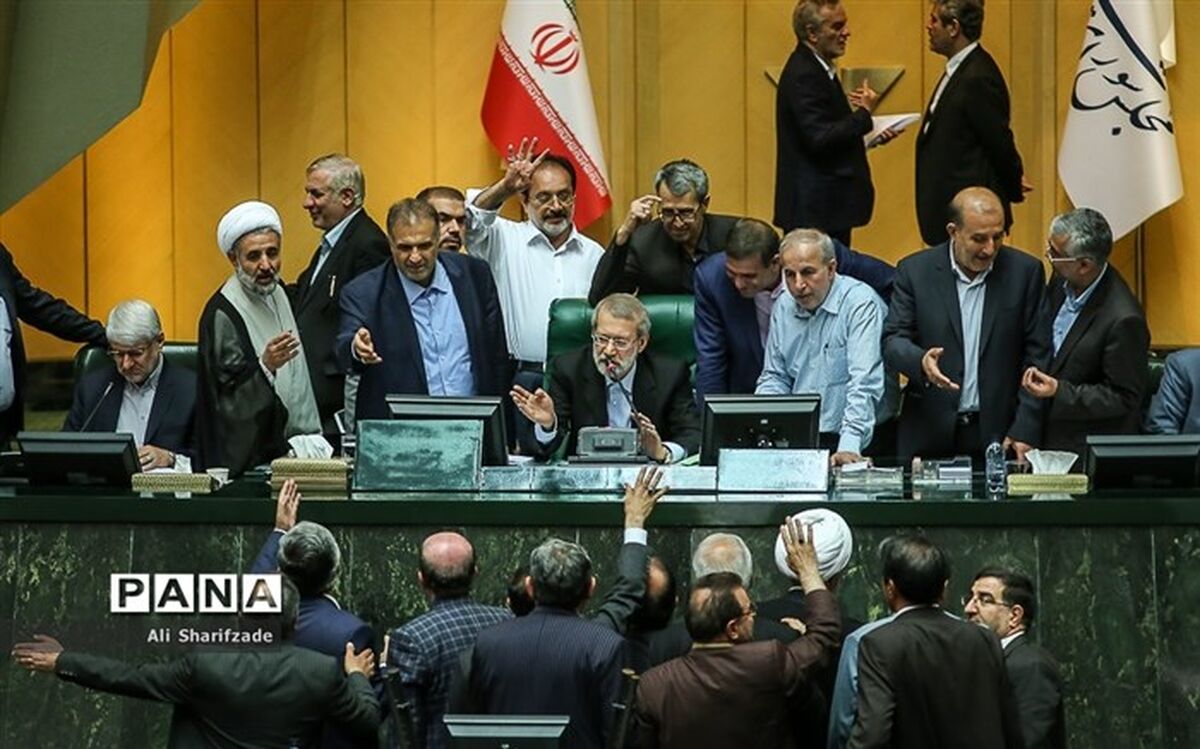 هواداران جبهه پایداری صحن را متشنج کردند؛ لاریجانی: آقایان، خون شما رنگین‌تر نیست