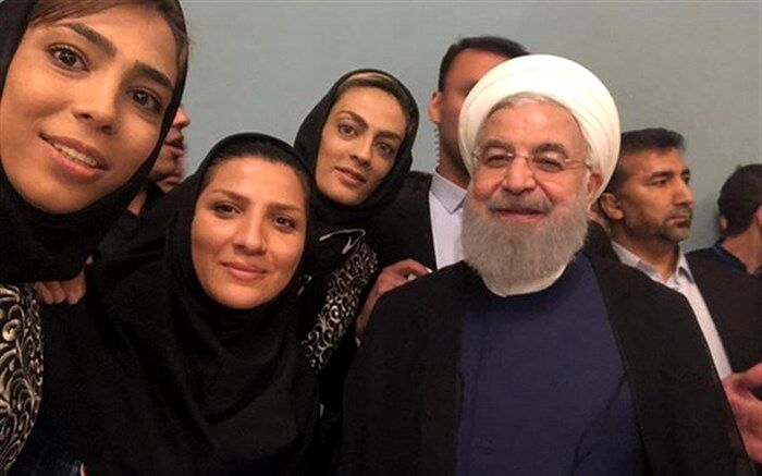 تصویر/ سلفی خواهران ووشوکار با رییس جمهور