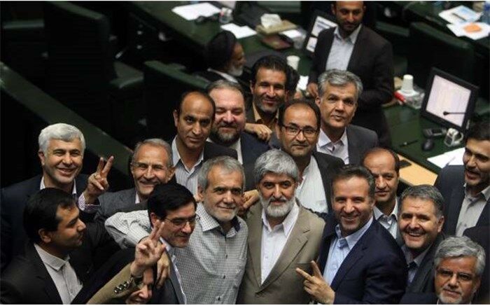 مطهری و پزشکیان نایب رئیس مجلس ماندند