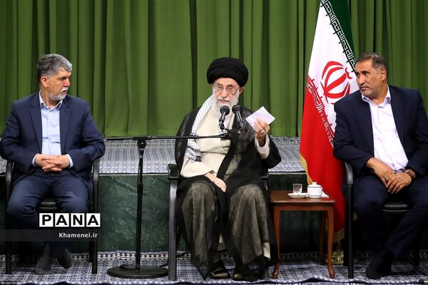 دیدار جمعی از شاعران و اهالی فرهنگ و ادب با مقام معظم رهبری