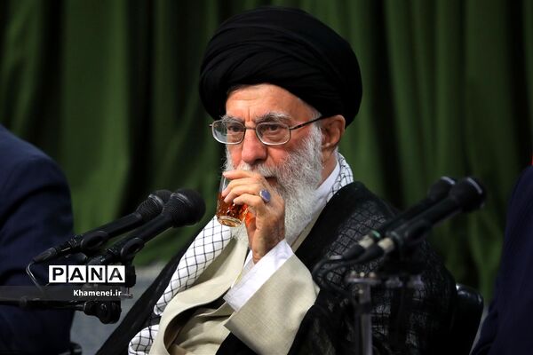 دیدار جمعی از شاعران و اهالی فرهنگ و ادب با مقام معظم رهبری