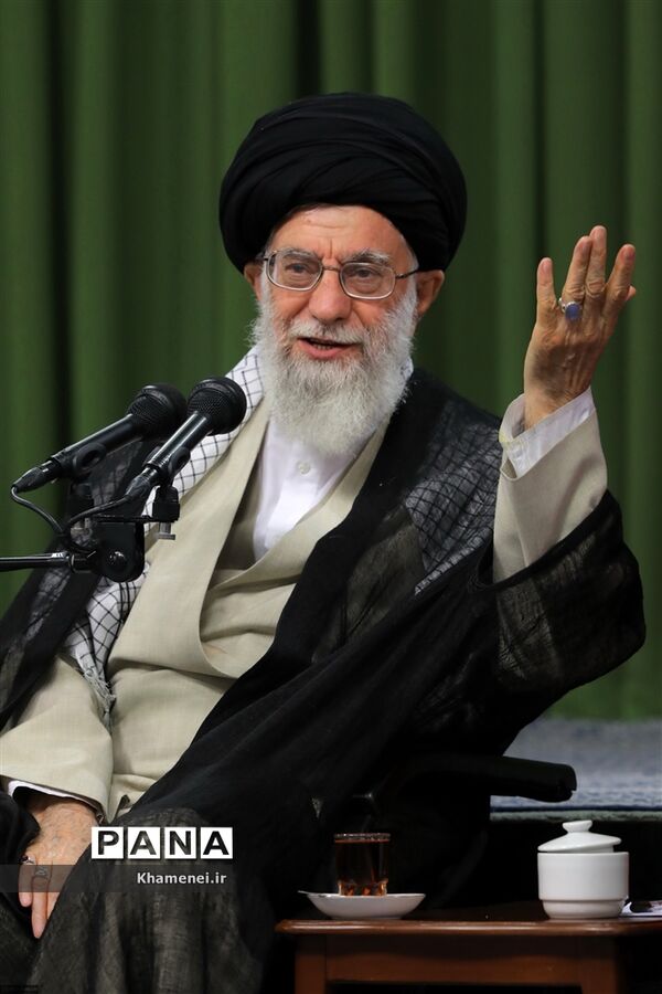 دیدار جمعی از شاعران و اهالی فرهنگ و ادب با مقام معظم رهبری