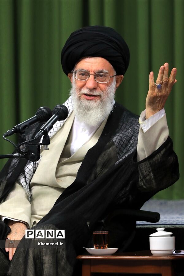 دیدار جمعی از شاعران و اهالی فرهنگ و ادب با مقام معظم رهبری