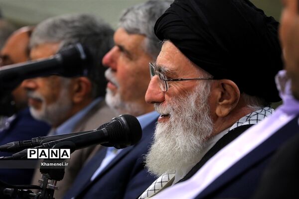دیدار جمعی از شاعران و اهالی فرهنگ و ادب با مقام معظم رهبری
