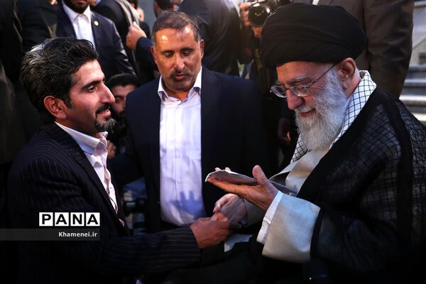 دیدار جمعی از شاعران و اهالی فرهنگ و ادب با مقام معظم رهبری