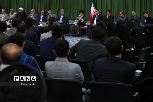 دیدار جمعی از شاعران و اهالی فرهنگ و ادب با مقام معظم رهبری