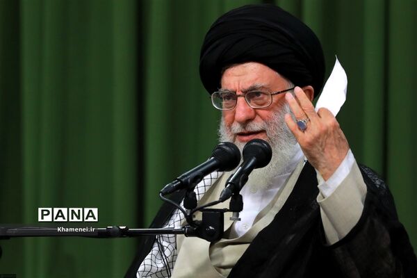 دیدار جمعی از شاعران و اهالی فرهنگ و ادب با مقام معظم رهبری