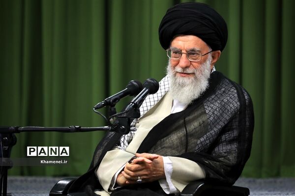 دیدار جمعی از شاعران و اهالی فرهنگ و ادب با مقام معظم رهبری
