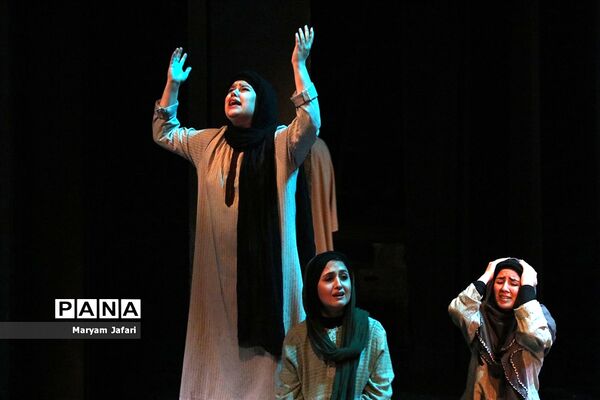 اجرای نمایش «دمی در بازار هیزم فروشان»
