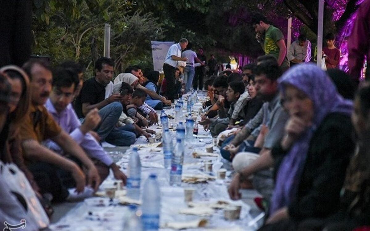 تصاویر/ سفره افطاری شهروندان در زیباترین بلوار تهران