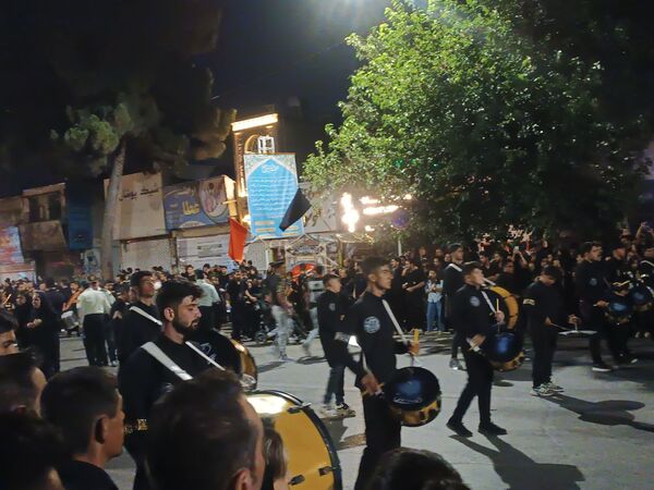 مراسم عزاداری شب عاشورا در خیابان‌های نیشابور 