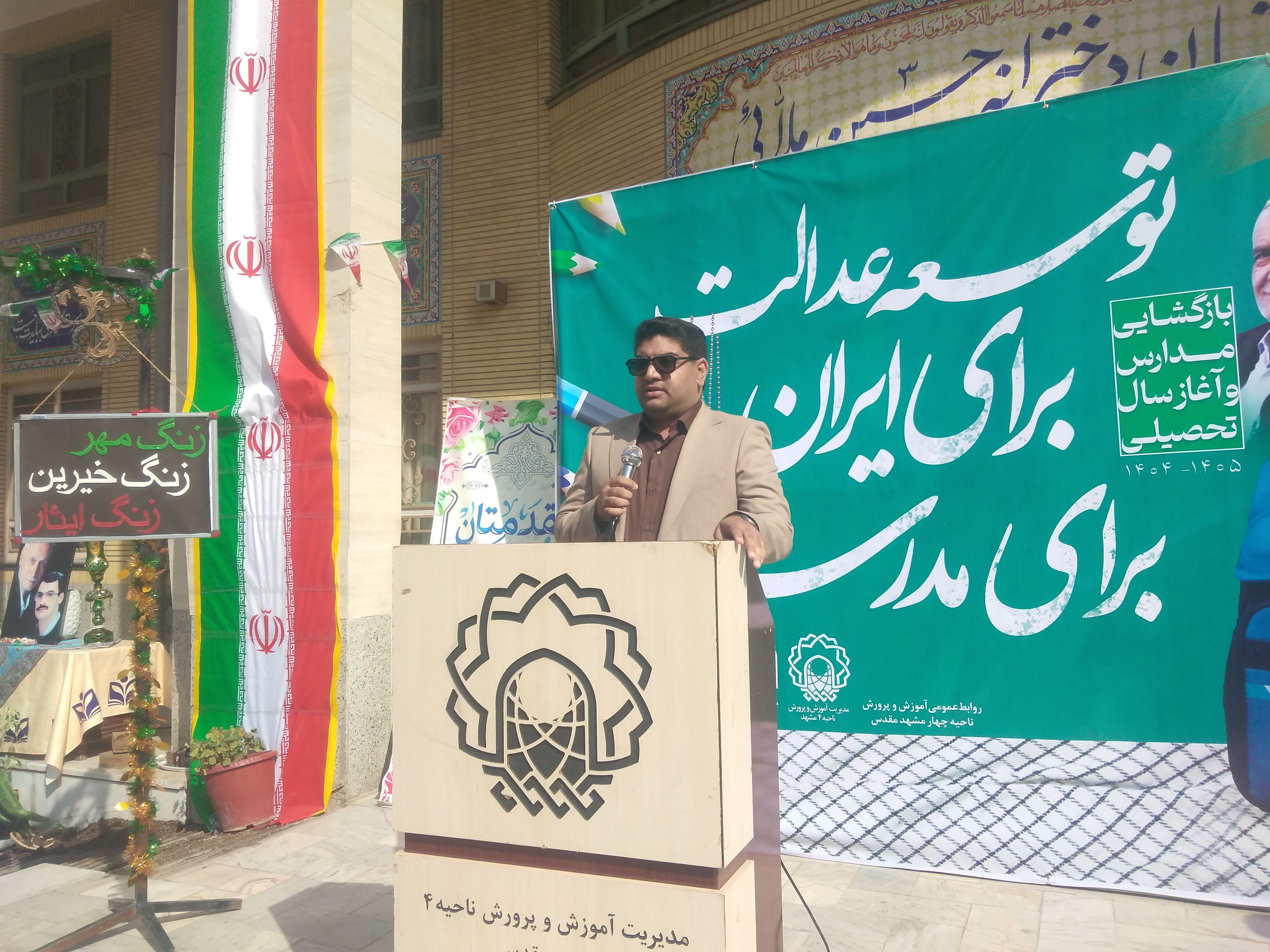 معلمان مانند جهادگران و ایثار گران جنگ به مبارزه با دشمنی به نام جهل و نادانی می‌روند