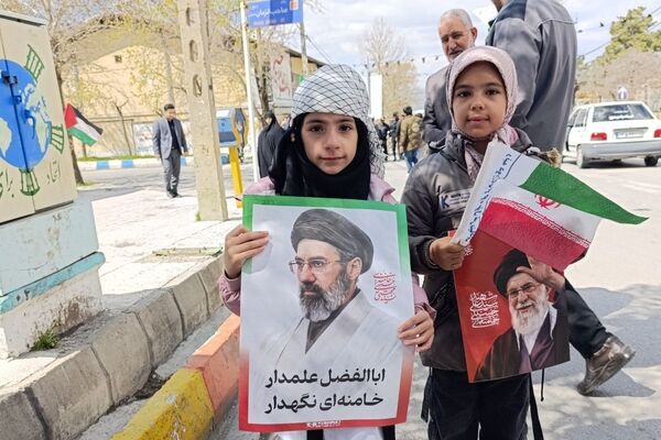 چهل روز تنهایی پس از شهادت امام انقلاب؛ مردم اسدآباد همچنان در صحنه