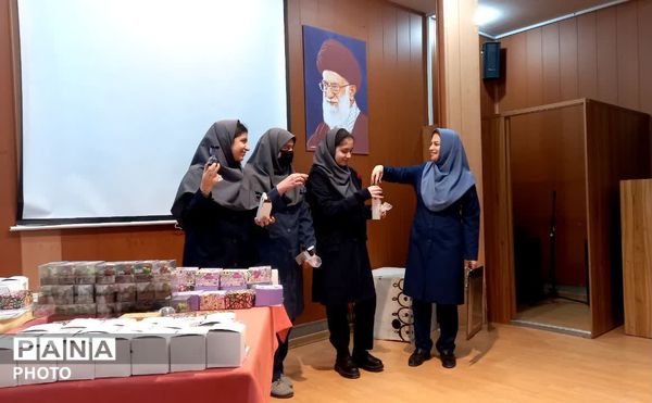 تقدیر از دانش آموزان برتر آموزشی وتربیتی دردبیرستان دوره اول آرمینه مصلی نژاد ناحیه ۶