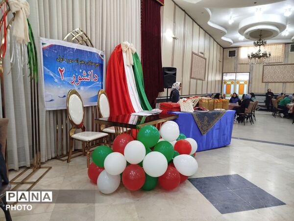 مراسم تقدیر و تشکر از دانش آموزان برتر درسی، اخلاقی و نماز جماعت در دبیرستان دخترانه دانشور 2 