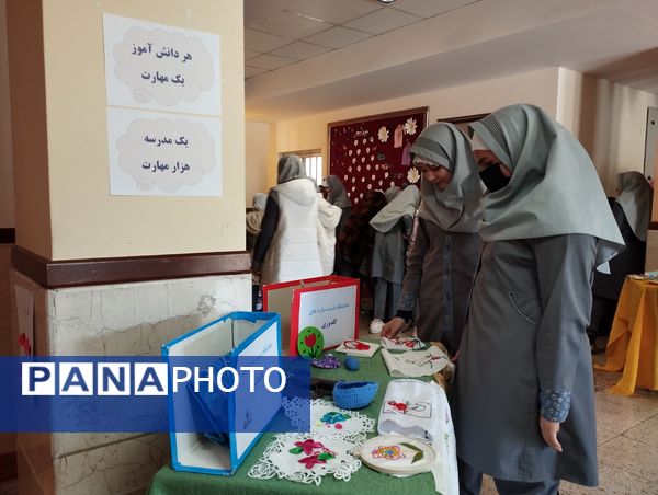 نمایشگاه دست‌سازه‌های دانش‌آموزی؛ تجلی خلاقیت و مهارت در آموزشگاه شقایق‌های ملارد