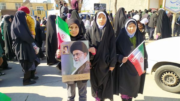 دهه نودی‌ها انقلاب را در دست گرفتند