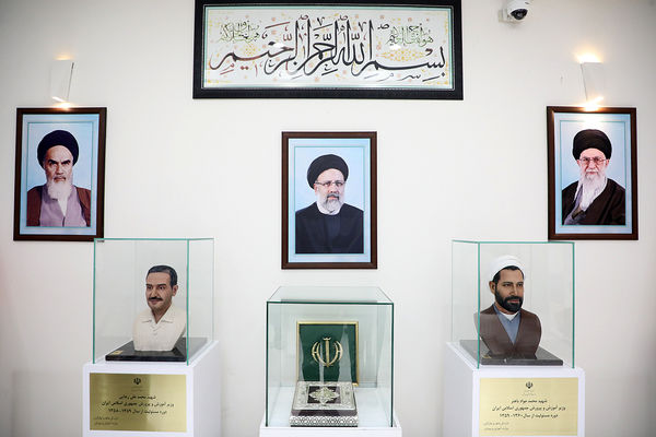 رونمایی از سردیس شهیدان رجایی و باهنر در دفتر وزیر آموزش و پرورش