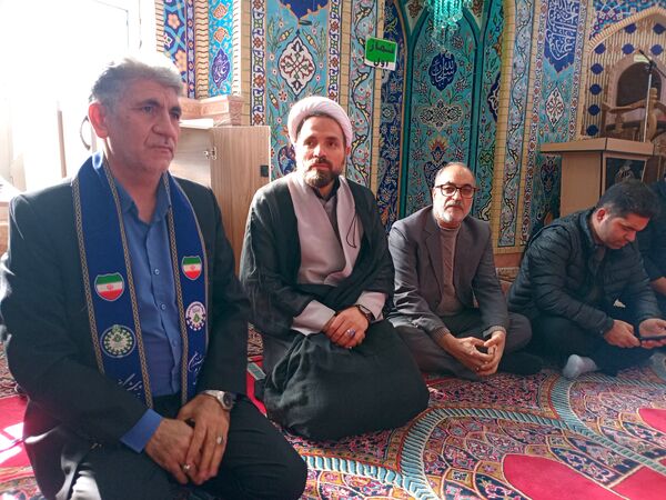حضور مسئولان میان معتکفین مدرسه تمام تشکیلاتی پیشتازان صدرا متوسطه اول در اختتامیه اعتکاف 